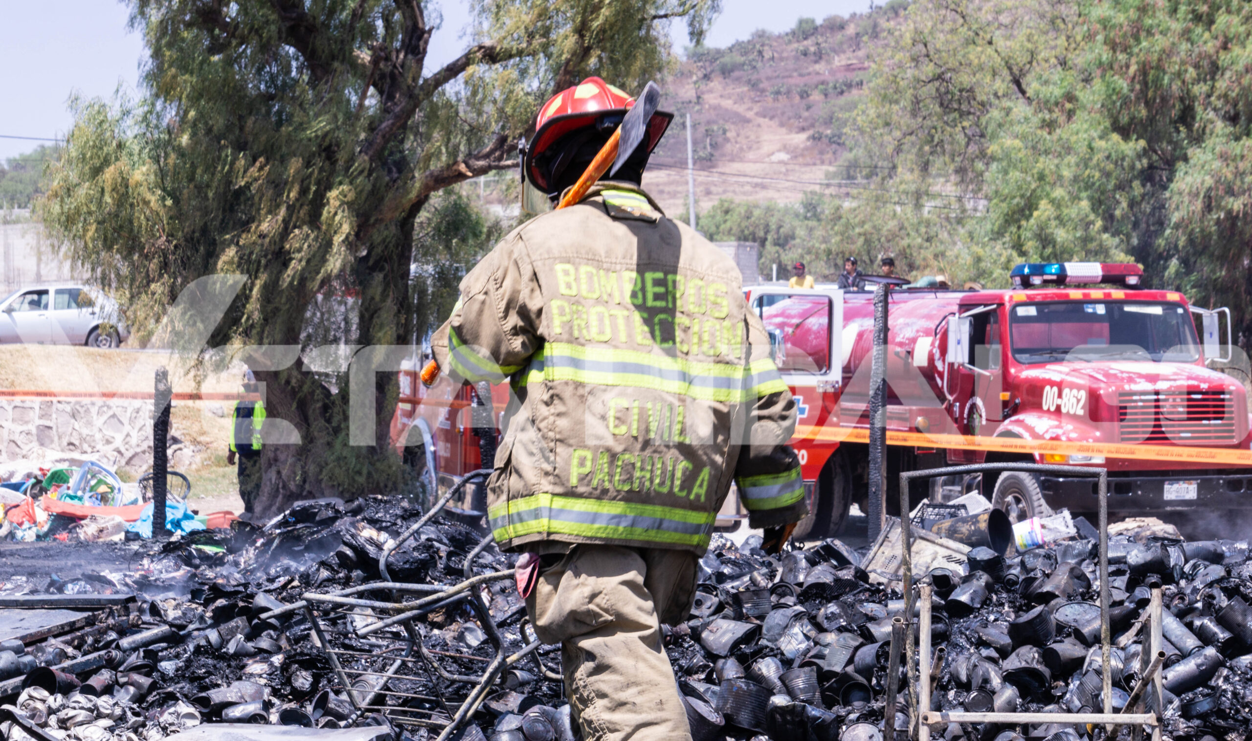 Bomberos en incendio en Huxmí