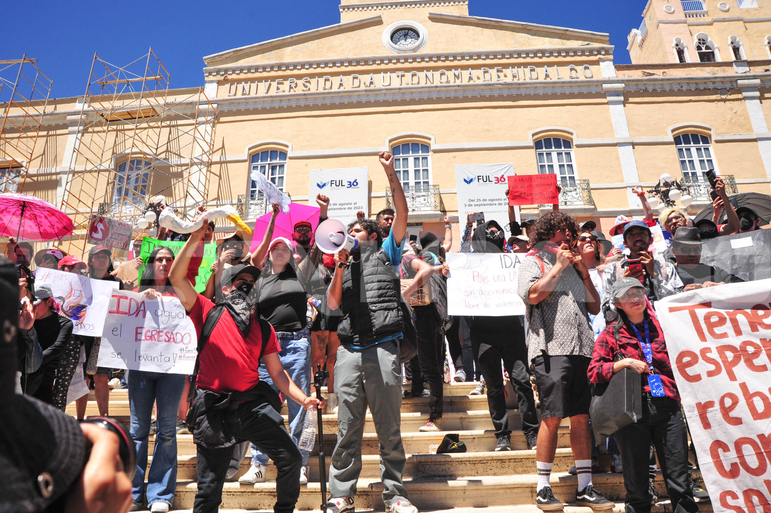 Egresados de la UAEH marcharon el domingo 24 de septiembre en apoyo a movimiento estudiantil liderado por el IDA