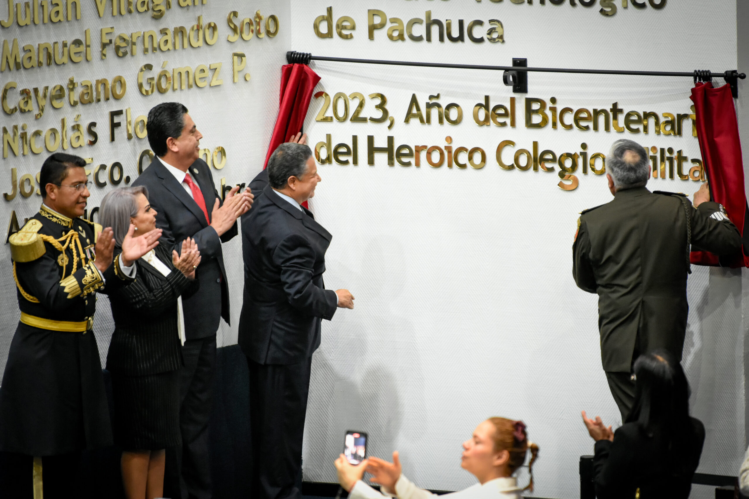 develación de letras de oro en el congreso